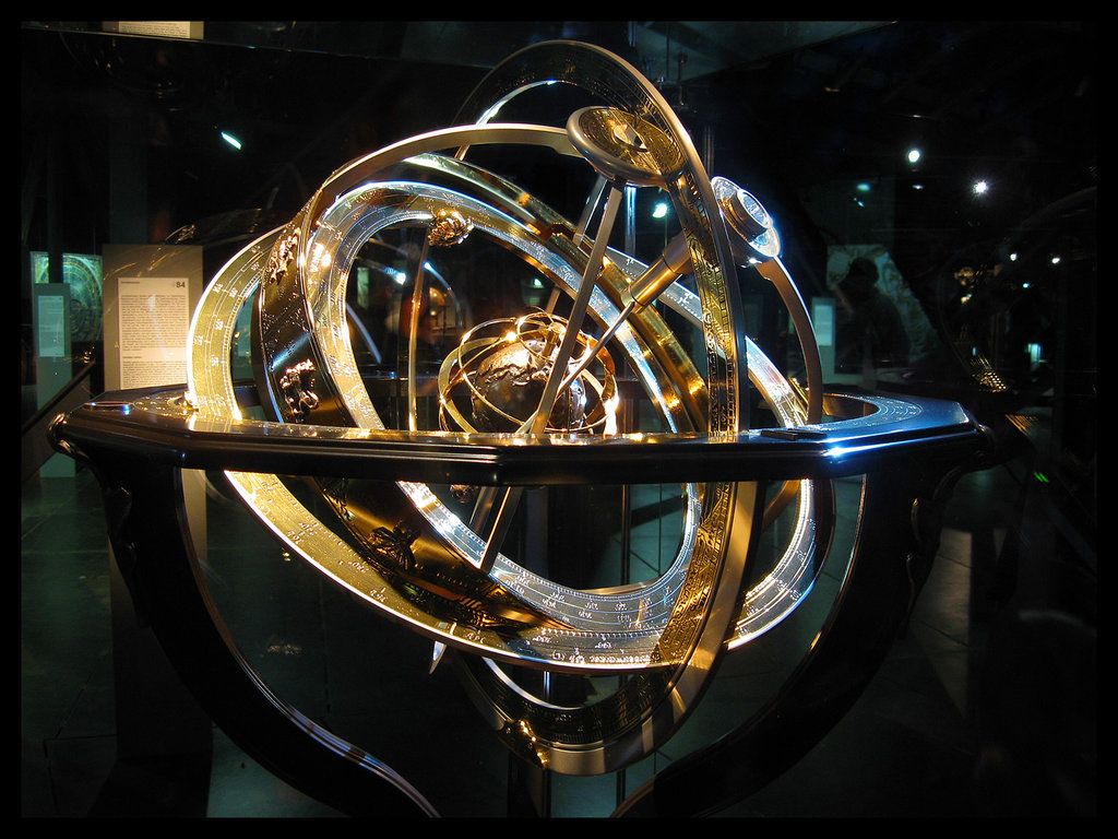 Mechanical astrolabe
with Earth at the center,
and concentric rings
for other planets/stars
