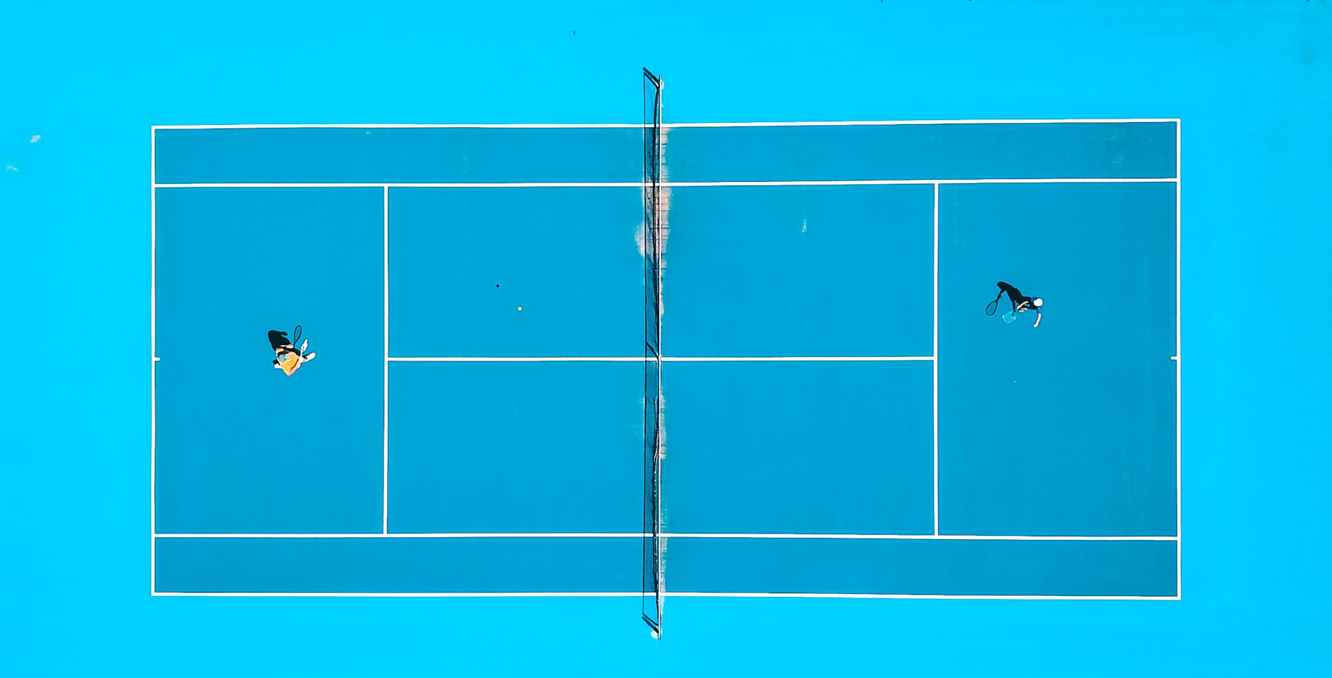 Top view of people playing tennis
